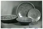 Skålar och fat från Bo Fajans, formgivare Eva Jancke-Björk, omkring 1900-talets mitt.