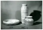 Skål och två vaser från Bo Fajans, formgivare Berit Ternell, omkring 1900-talets mitt.