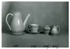 Kaffekanna med kopp, sockerskål och gräddsnäcka från Bo Fajans, formgivare Berit Ternell, omkring 1900-talets mitt.