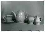 Tekanna med kopp, sockerskål och gräddsnäcka från Bo Fajans, formgivare Berit Ternell, omkring 1900-talets mitt.