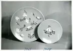Fat 7019 och assiett 7004 från Bo Fajans omkring 1900-talets mitt.
