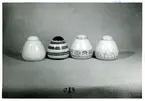Burkar 068 i olika dekor från Bo Fajans, formgivare Berit Ternell, omkring 1900-talets mitt.