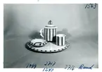 Bricka med assiett, kanna och mugg med dekor Rand från Bo Fajans, formgivna av Allan Ebeling och Eva Jancke-Björk, 1900-talets första halva.