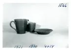 Kanna, mugg och tallrik från Bo Fajans, formgivna av Allan Ebeling och Eva Jancke-Björk, 1900-talets första halva.