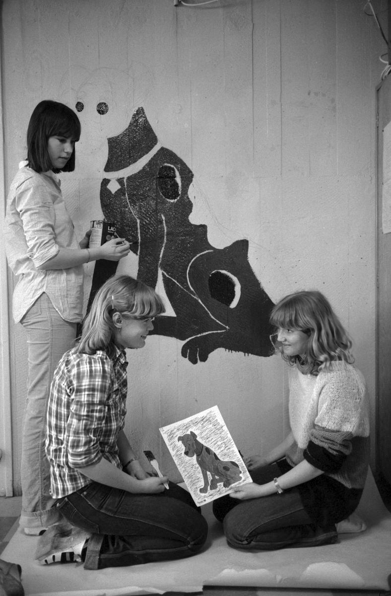 "Trivsel"-dag i Österbergaskolan i Linköping 1978 och fotografen följer elevernas insatser att göra sin skola mer trivsam.