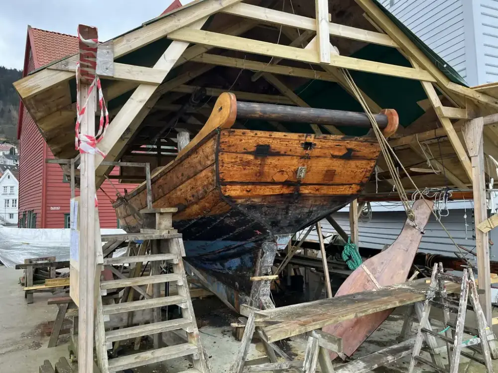 Her ser vi gavl, dvs bakenden på båten Glimt, med sin karakteristiske flate akter.