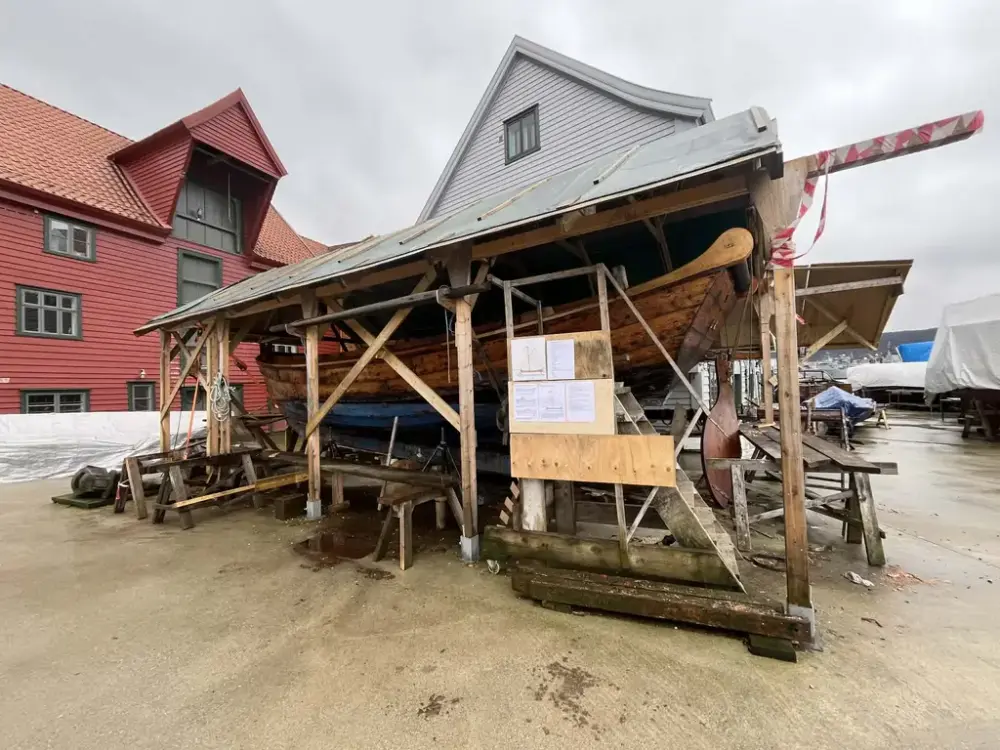 Under et midlertidig tak står gavlbåten Glimt, som for tiden restaureres
