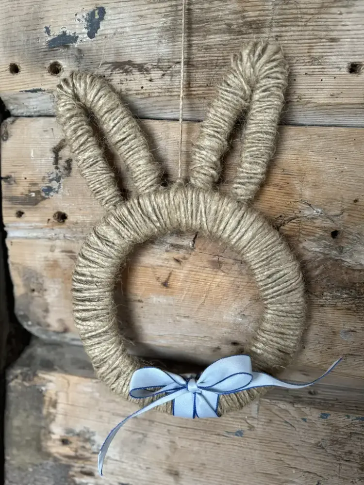 En nydelig påskehare laget av hyssing med lyseblå sløyfe