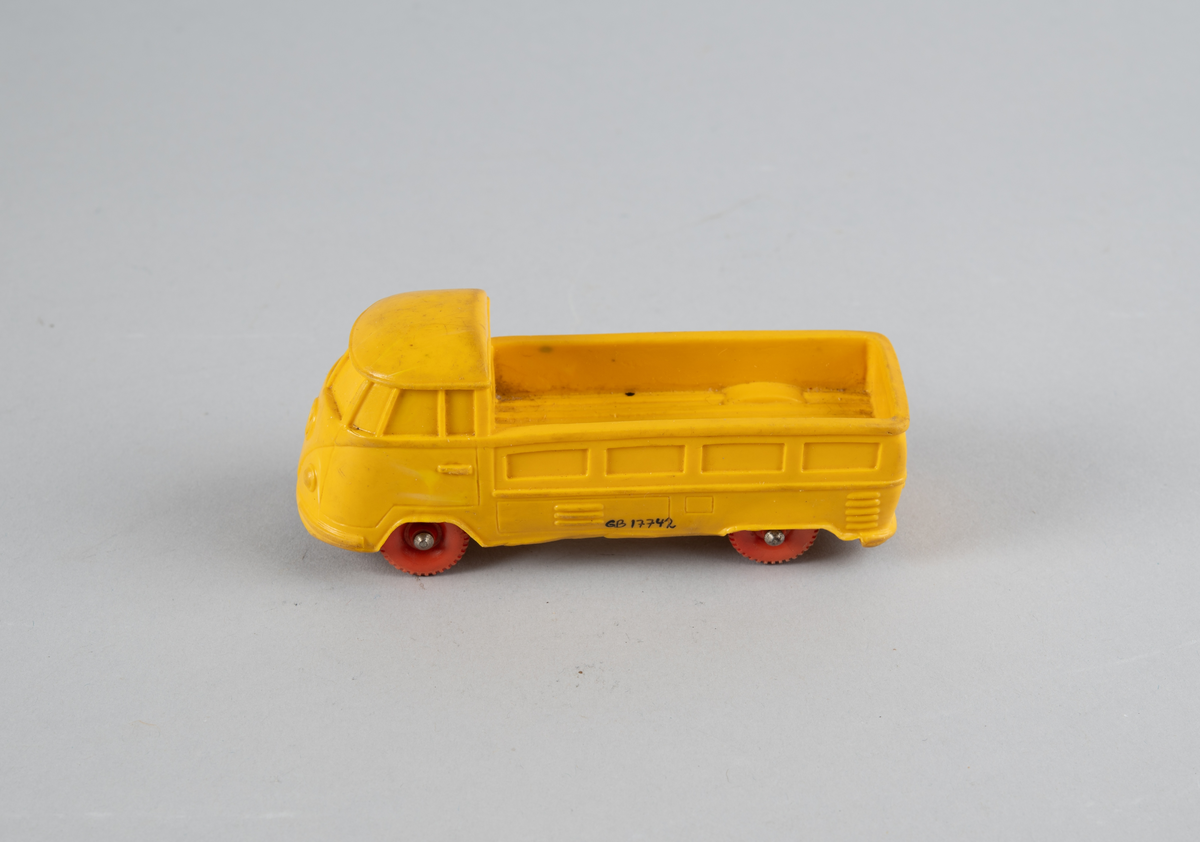 Lekebil med lasteplan og fire hjul i myk plast. Støpte detaljer som vinduer m.m. Merke Volkswagen.