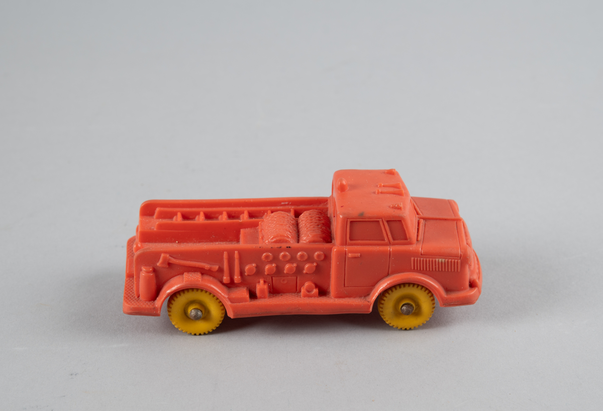 Lekebrannbil med fire hjul i myk plast. Støpte detaljer som stige, tau m.m.