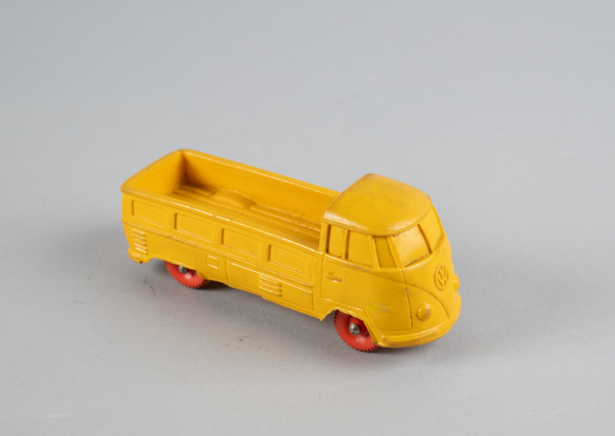 Lekebil med lasteplan og fire hjul i myk plast. Støpte detaljer som vinduer m.m. Merke Volkswagen.