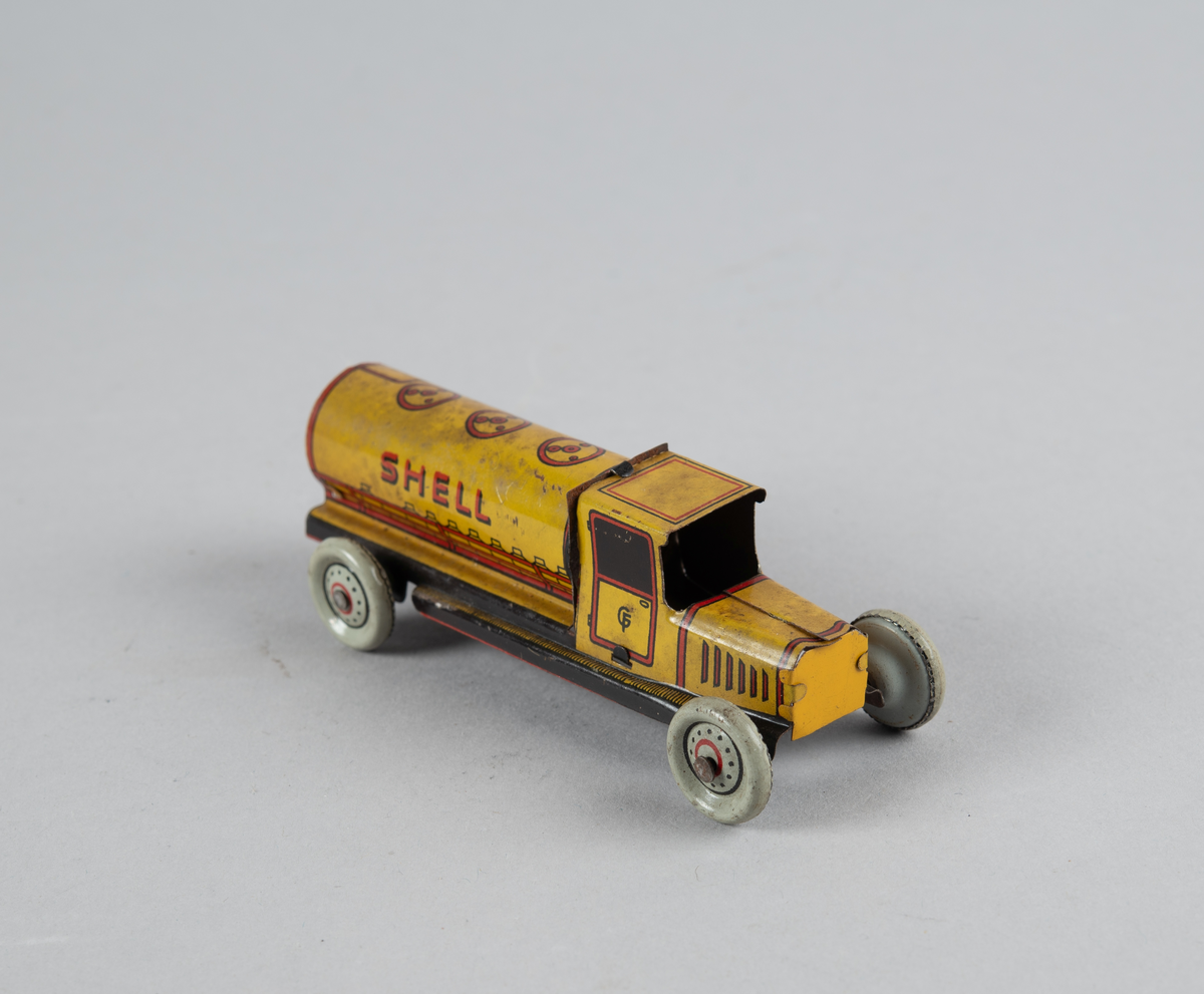 Liten tankbil med fire hjul, for olje/bensin.
