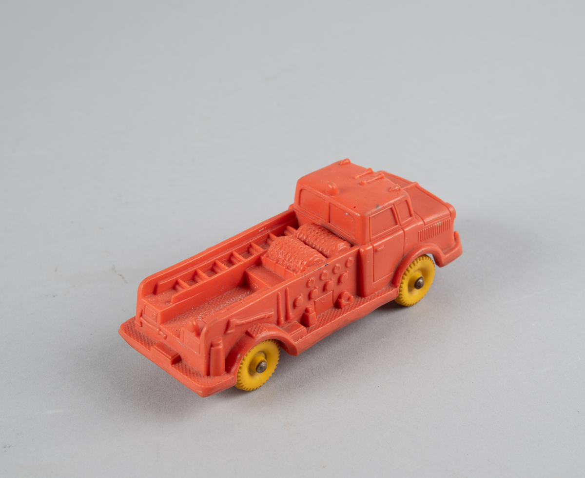 Lekebrannbil med fire hjul i myk plast. Støpte detaljer som stige, tau m.m.
