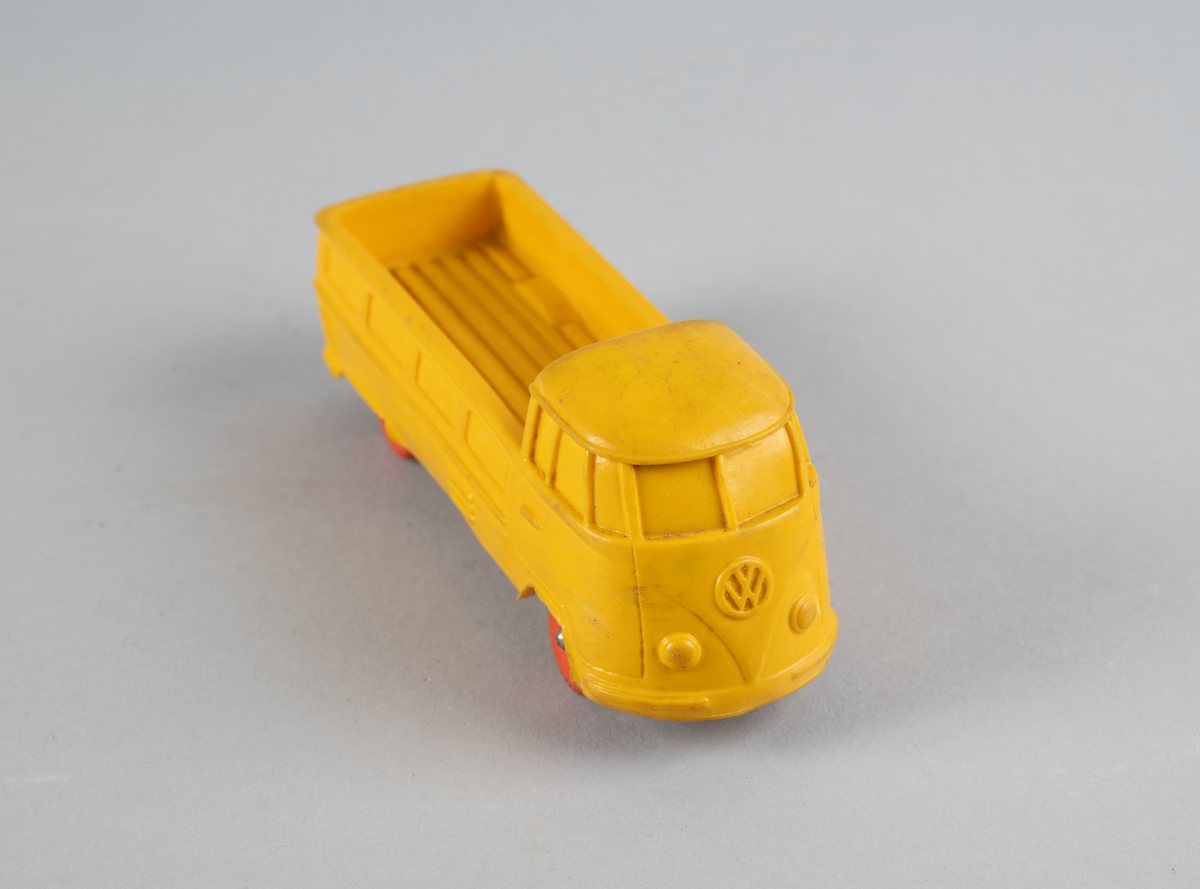 Lekebil med lasteplan og fire hjul i myk plast. Støpte detaljer som vinduer m.m. Merke Volkswagen.
