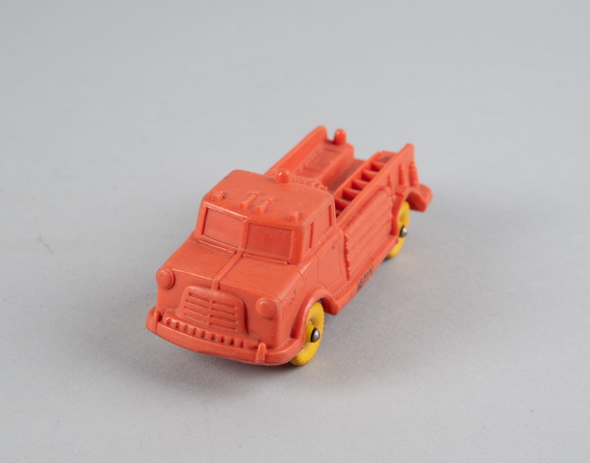 Lekebrannbil med fire hjul i myk plast. Støpte detaljer som stige, tau m.m.