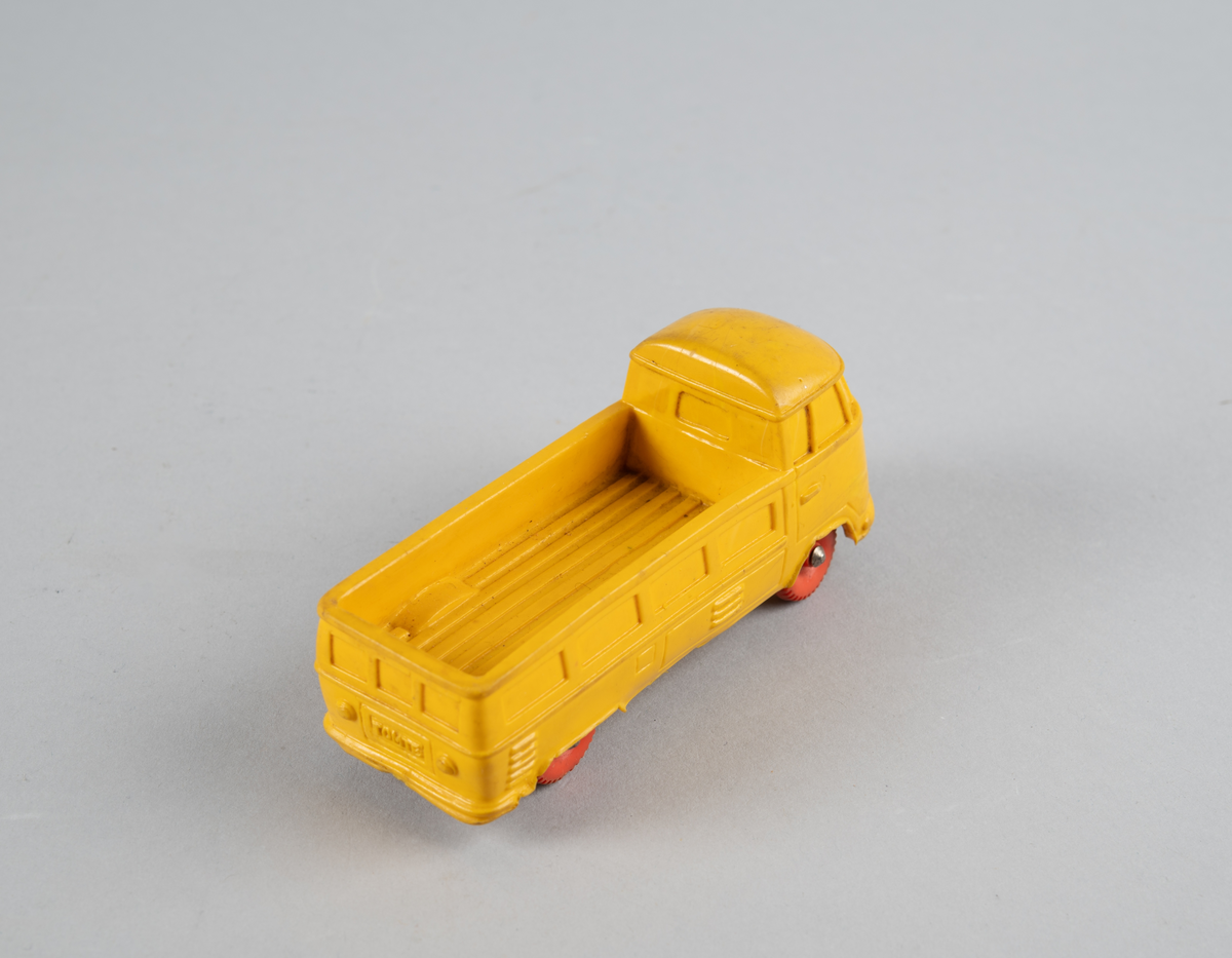 Lekebil med lasteplan og fire hjul i myk plast. Støpte detaljer som vinduer m.m. Merke Volkswagen.