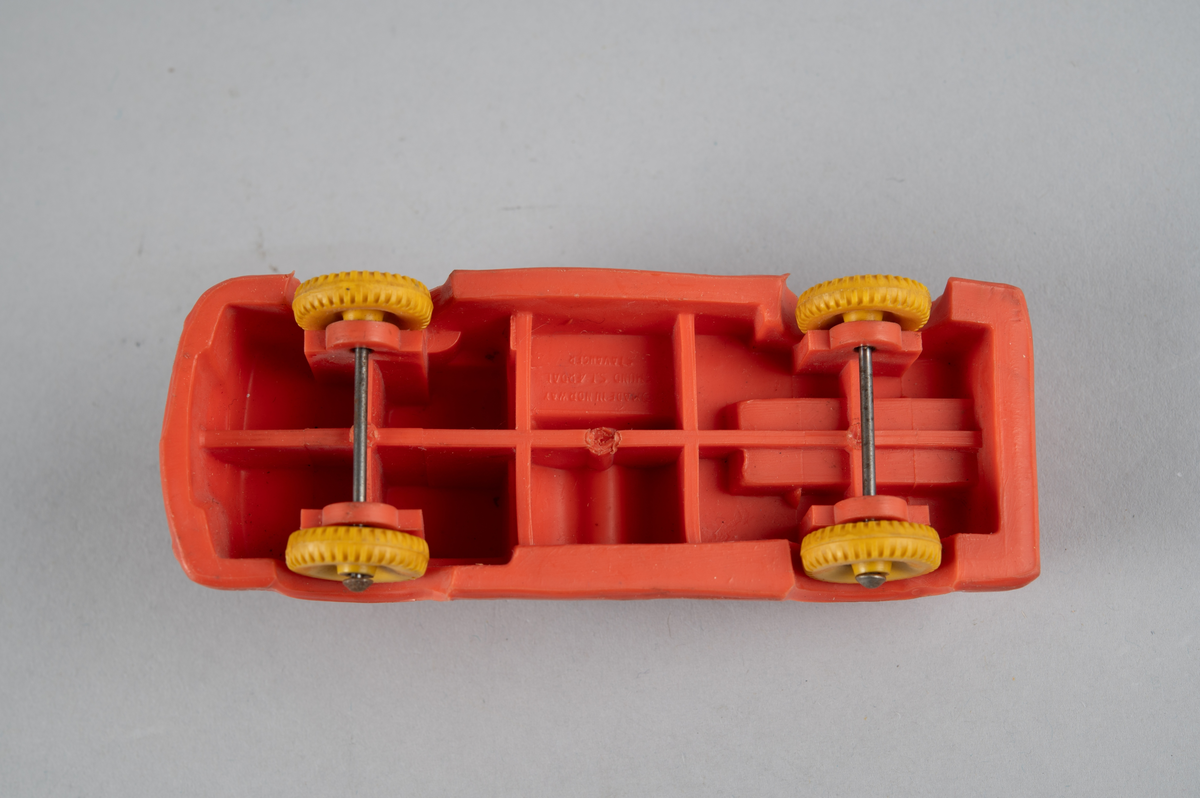 Lekebrannbil med fire hjul i myk plast. Støpte detaljer som stige, tau m.m.