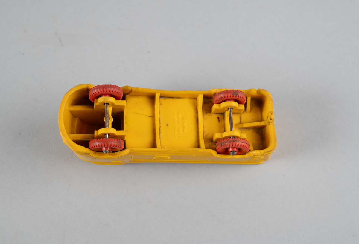 Lekebil med lasteplan og fire hjul i myk plast. Støpte detaljer som vinduer m.m. Merke Volkswagen.