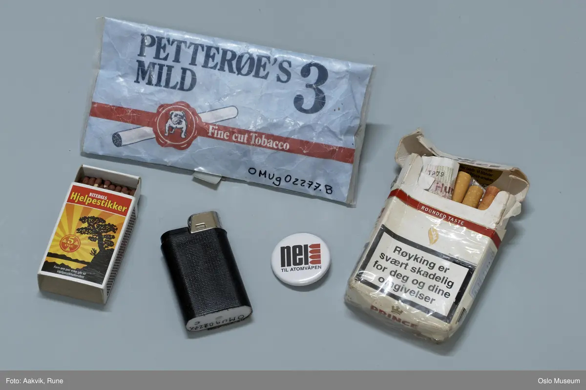 A: Prince sigarettpakke med penger
B: Petterøes 3 tobakk
C: Lighter
D. Fyrstikker
E: Button