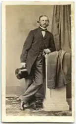 Porträtt på en man i helfigur.