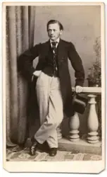 Porträtt på en man i helfigur.