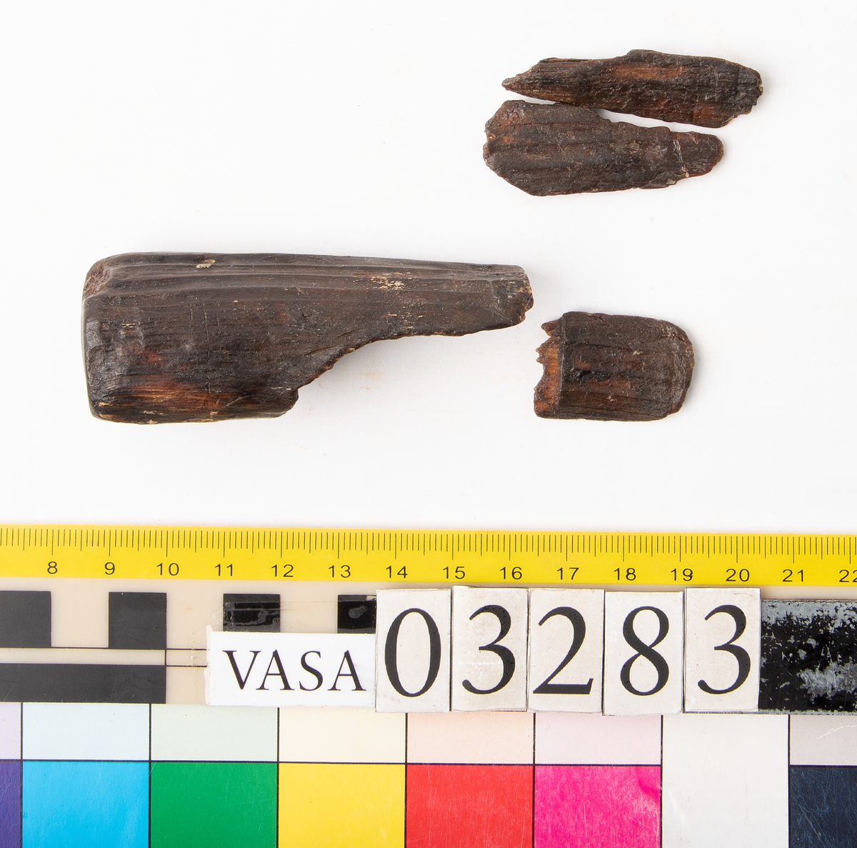 Eventuellt handtag av trä. Urborrat. Trasigt. Fyra delar.