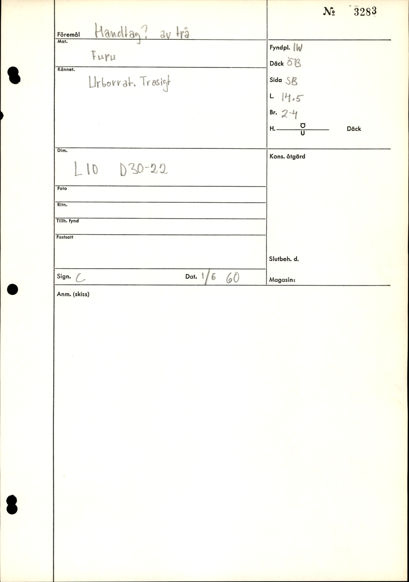 Eventuellt handtag av trä. Urborrat. Trasigt. Fyra delar.