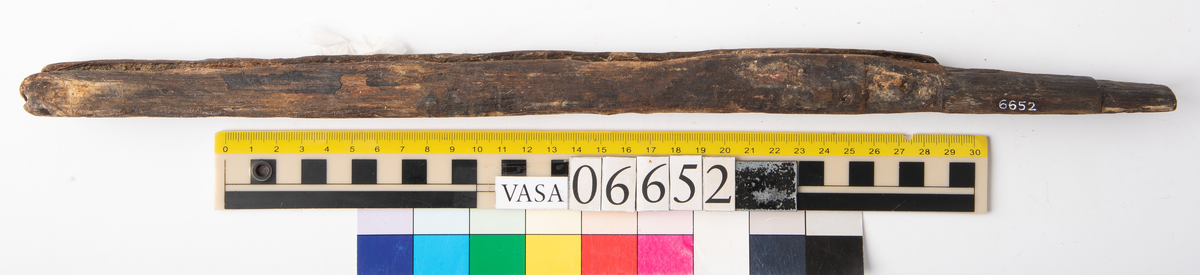 Pipläge för musköt. Bruten.