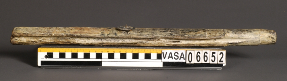 Pipläge för musköt. Bruten.