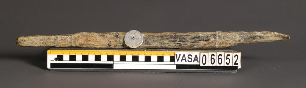 Pipläge för musköt. Bruten.