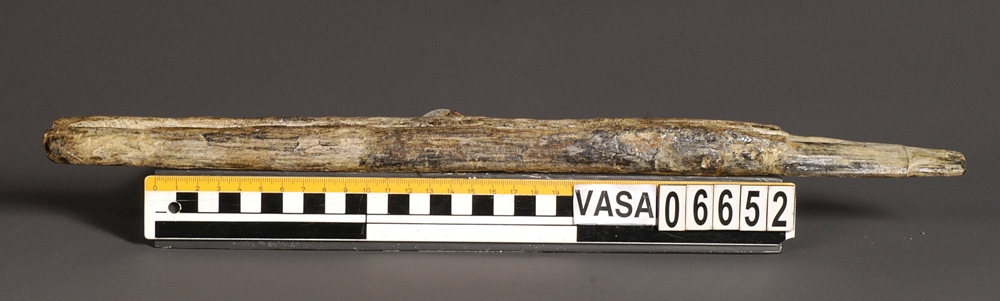 Pipläge för musköt. Bruten.