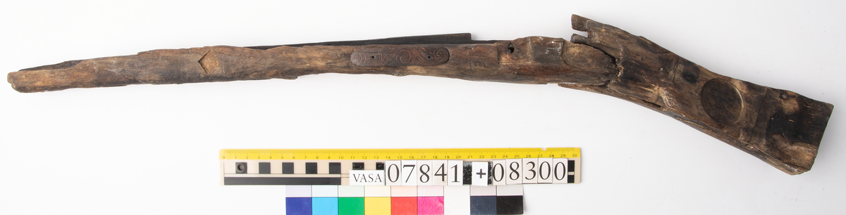 Avlångt beslag av ben med stiliserat rankornament. Graverad.