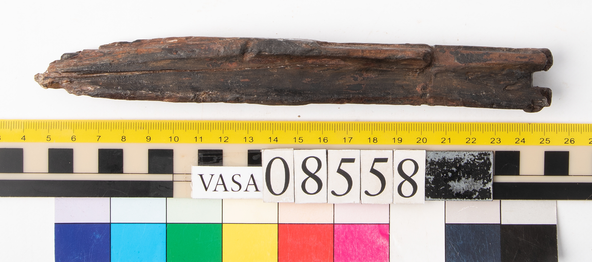 Bit av bösspipa med kvarsittande laddstake. Bruten och splittrad.