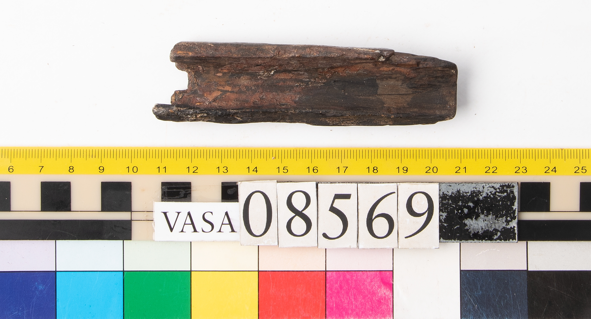 Bit av bösspipa. Bruten i bägge ändar. Diagonalt rutmönster på ena sidan.