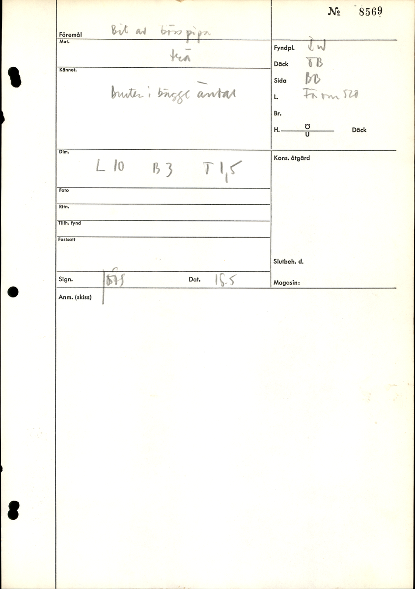 Bit av bösspipa. Bruten i bägge ändar. Diagonalt rutmönster på ena sidan.