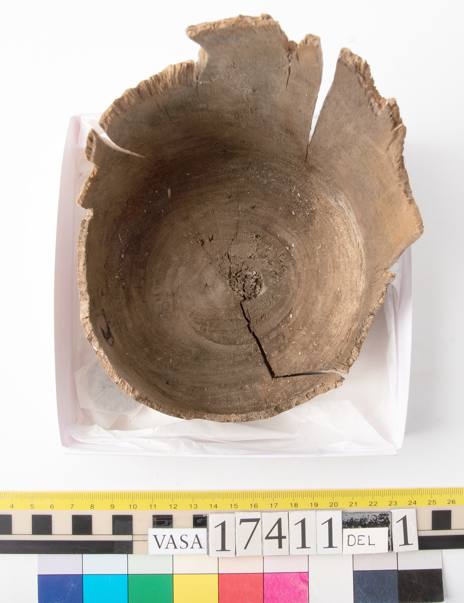 Skråkappa. 
Uppdelad i två askar.
Del 1: En bottendel med del av sidor kvar.
Del 2: En bottendel samt fragment

Splittrad, bruten.

För mer information se Dokumentationsblankett under Referenser – Länkade filer.