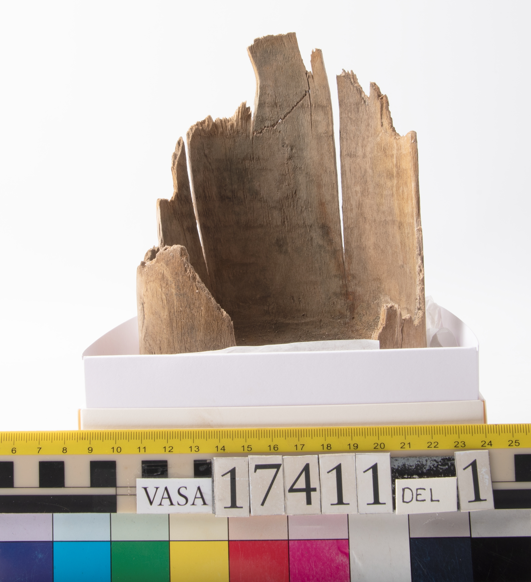 Skråkappa. 
Uppdelad i två askar.
Del 1: En bottendel med del av sidor kvar.
Del 2: En bottendel samt fragment

Splittrad, bruten.

För mer information se Dokumentationsblankett under Referenser – Länkade filer.