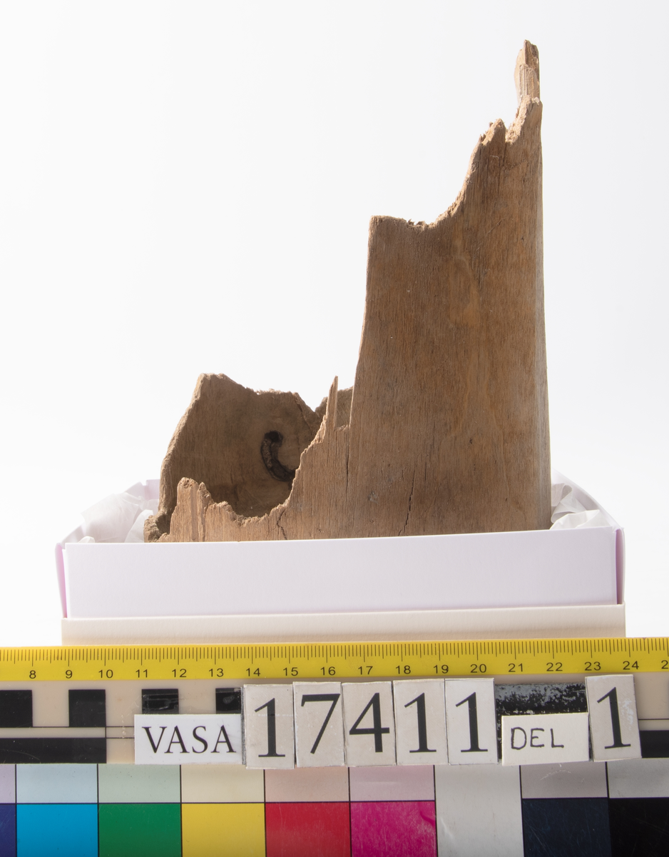 Skråkappa. 
Uppdelad i två askar.
Del 1: En bottendel med del av sidor kvar.
Del 2: En bottendel samt fragment

Splittrad, bruten.

För mer information se Dokumentationsblankett under Referenser – Länkade filer.