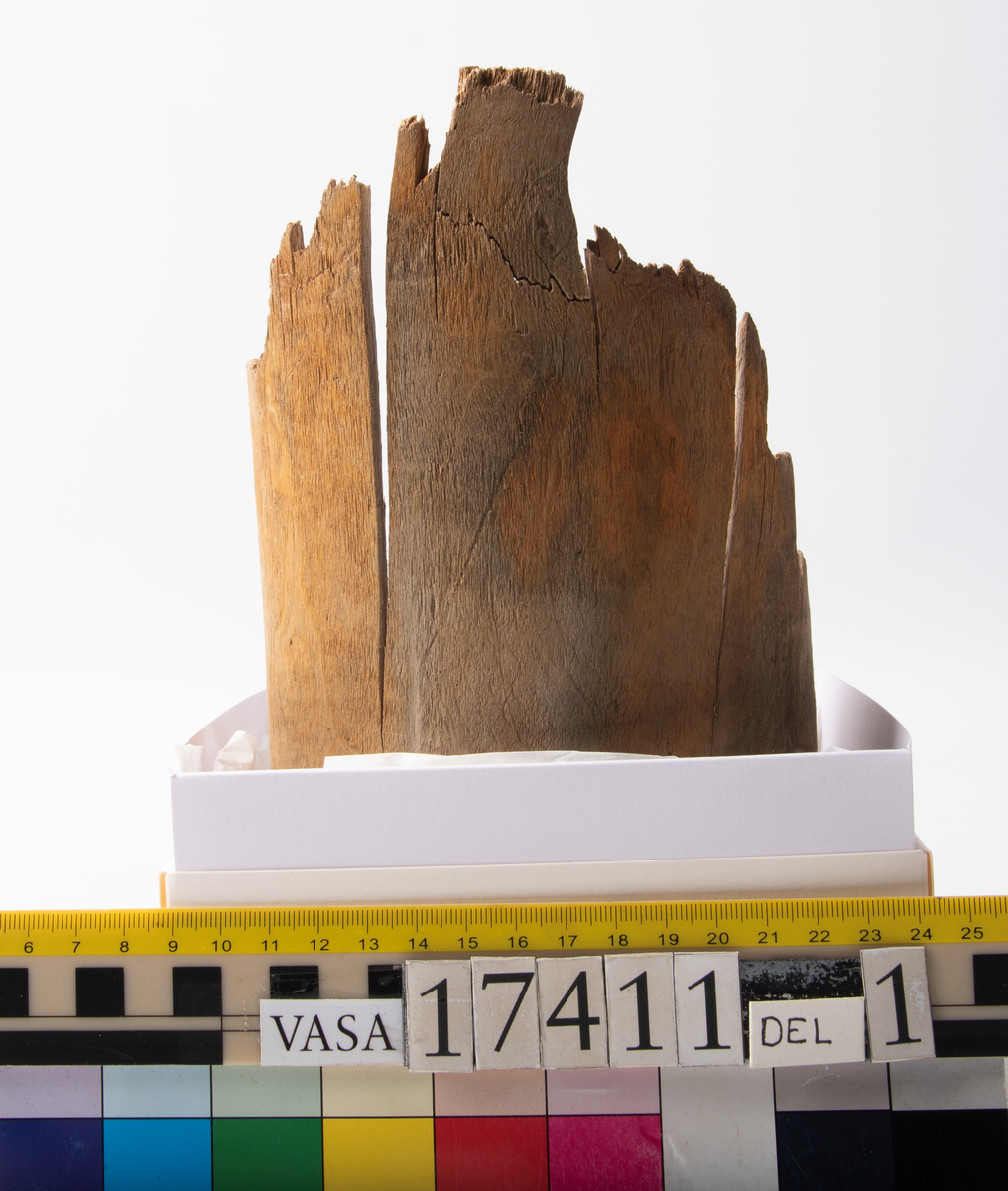 Skråkappa. 
Uppdelad i två askar.
Del 1: En bottendel med del av sidor kvar.
Del 2: En bottendel samt fragment

Splittrad, bruten.

För mer information se Dokumentationsblankett under Referenser – Länkade filer.