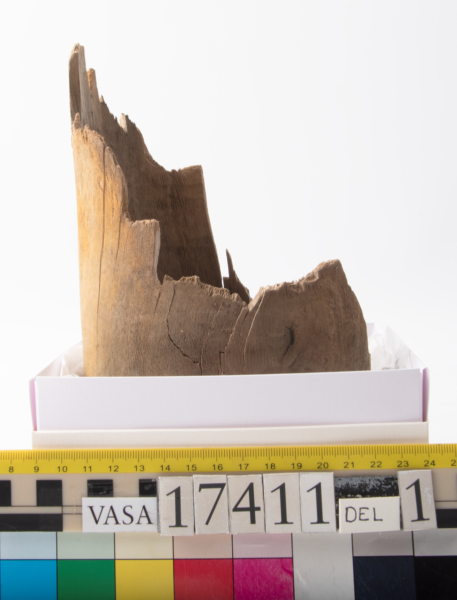 Skråkappa. 
Uppdelad i två askar.
Del 1: En bottendel med del av sidor kvar.
Del 2: En bottendel samt fragment

Splittrad, bruten.

För mer information se Dokumentationsblankett under Referenser – Länkade filer.