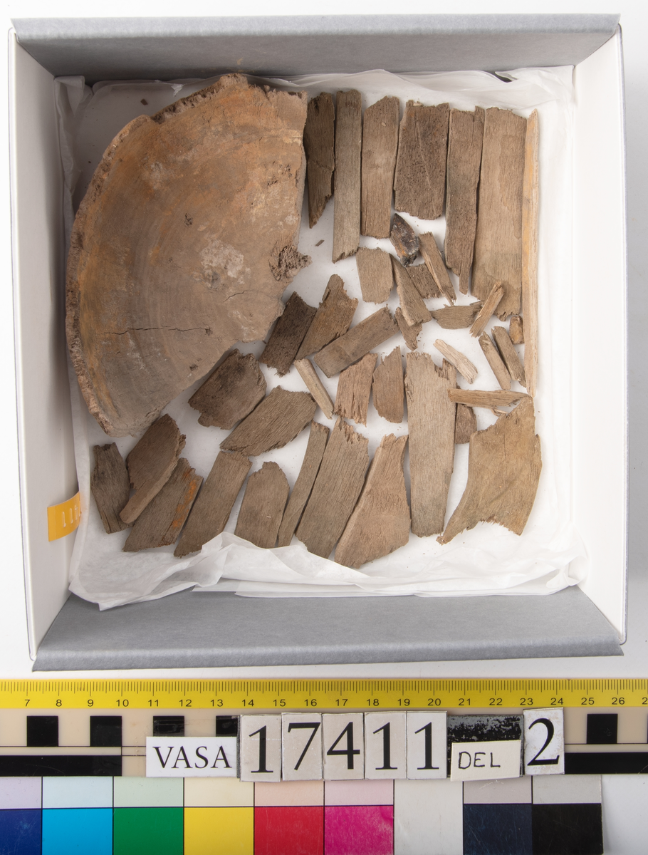 Skråkappa. 
Uppdelad i två askar.
Del 1: En bottendel med del av sidor kvar.
Del 2: En bottendel samt fragment

Splittrad, bruten.

För mer information se Dokumentationsblankett under Referenser – Länkade filer.