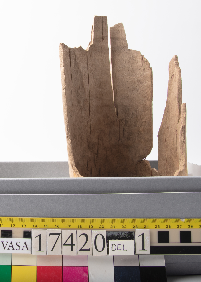 Skråkappa. 
Uppdelad i två delar.
Del 1: Bottendel med delar av sidorna kvar samt ett helt lock.
Del 2: Fragment av ovan.


För mer information se Dokumentationsblankett under Referenser – Länkade filer.