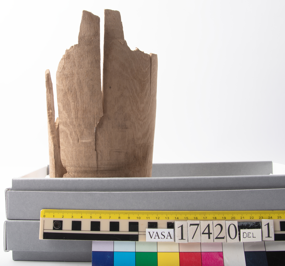 Skråkappa. 
Uppdelad i två delar.
Del 1: Bottendel med delar av sidorna kvar samt ett helt lock.
Del 2: Fragment av ovan.


För mer information se Dokumentationsblankett under Referenser – Länkade filer.