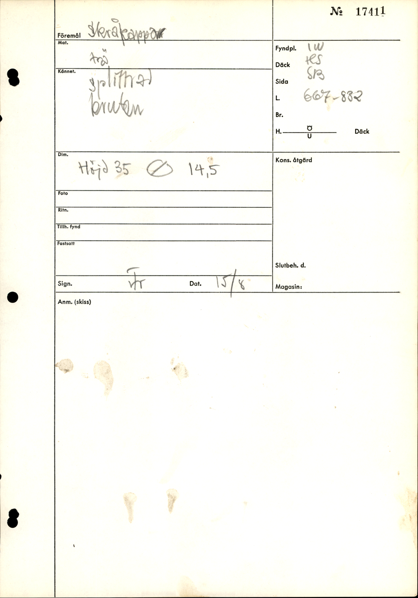 Skråkappa. 
Uppdelad i två askar.
Del 1: En bottendel med del av sidor kvar.
Del 2: En bottendel samt fragment

Splittrad, bruten.

För mer information se Dokumentationsblankett under Referenser – Länkade filer.