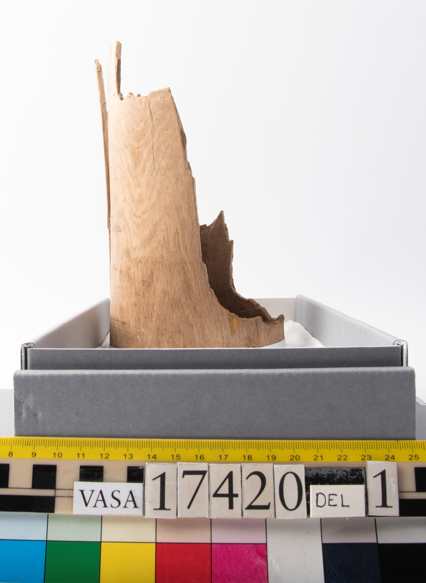 Skråkappa. 
Uppdelad i två delar.
Del 1: Bottendel med delar av sidorna kvar samt ett helt lock.
Del 2: Fragment av ovan.


För mer information se Dokumentationsblankett under Referenser – Länkade filer.