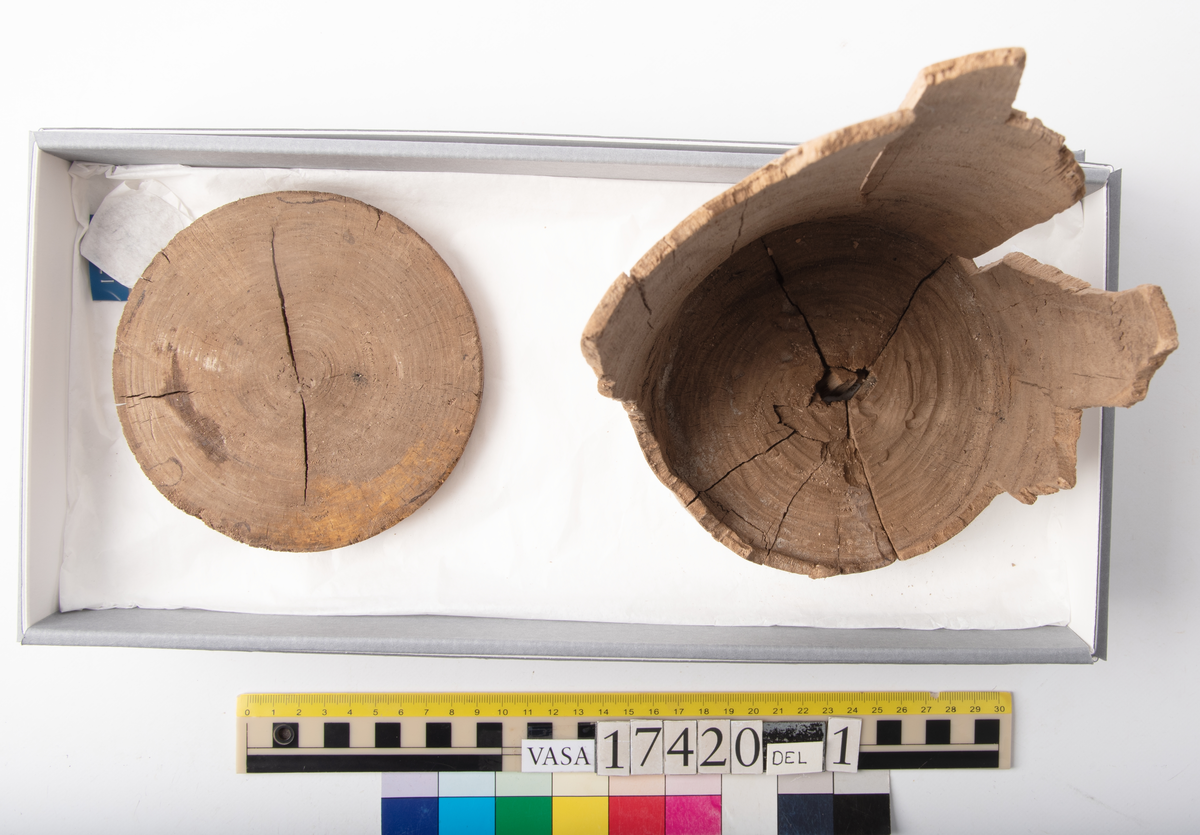 Skråkappa. 
Uppdelad i två delar.
Del 1: Bottendel med delar av sidorna kvar samt ett helt lock.
Del 2: Fragment av ovan.


För mer information se Dokumentationsblankett under Referenser – Länkade filer.