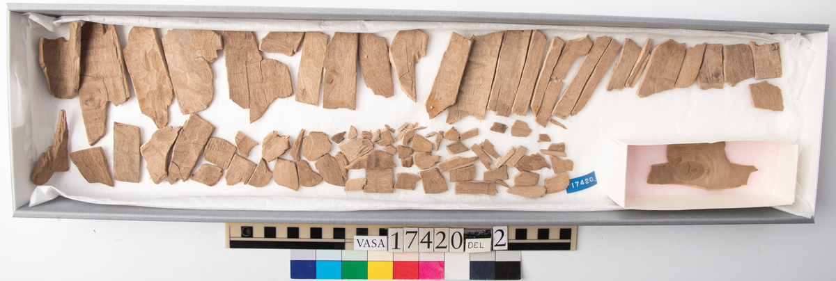 Skråkappa. 
Uppdelad i två delar.
Del 1: Bottendel med delar av sidorna kvar samt ett helt lock.
Del 2: Fragment av ovan.


För mer information se Dokumentationsblankett under Referenser – Länkade filer.