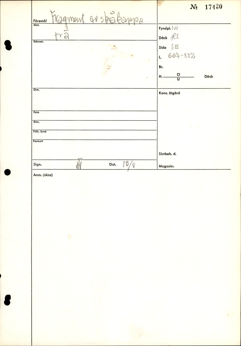 Skråkappa. 
Uppdelad i två delar.
Del 1: Bottendel med delar av sidorna kvar samt ett helt lock.
Del 2: Fragment av ovan.


För mer information se Dokumentationsblankett under Referenser – Länkade filer.