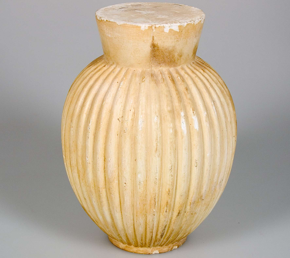 Modell av gips, kärna till gjutform, till mellanstor lodrätt räfflad vas, stämplad i botten: 5.
Mindre hanteringsskador, kantstött.