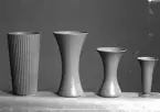 Fyra blomvaser i olika former.